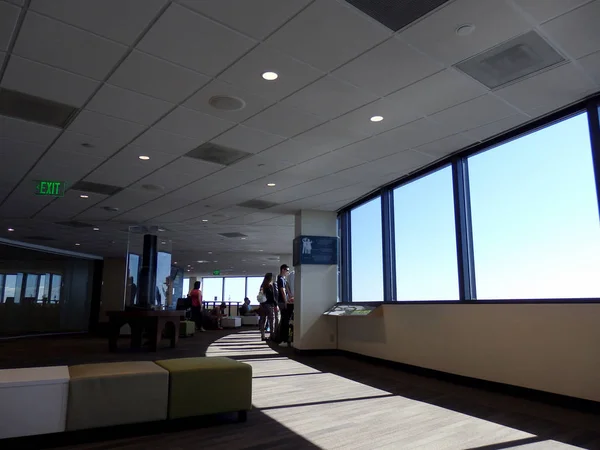 People look at view from the Sky View Observatory - Columbia Cen — Stock Photo, Image