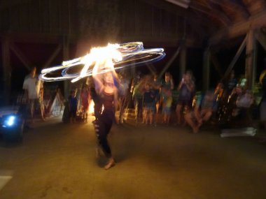 Yangın Dancer Alexis Aaron döner ateş etrafında onun vücut gibi insanlar WA