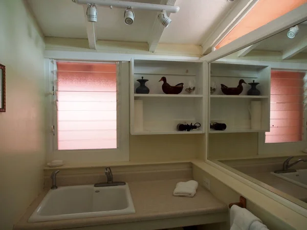 Εσωτερικό εξοχικό σπίτι μπάνιο με παράθυρο και νεροχύτη — Φωτογραφία Αρχείου