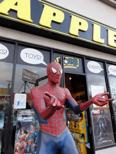 Figura de Spider-Man en la pantalla Fuera de Golden Apple Comicbook Stor — Foto de Stock