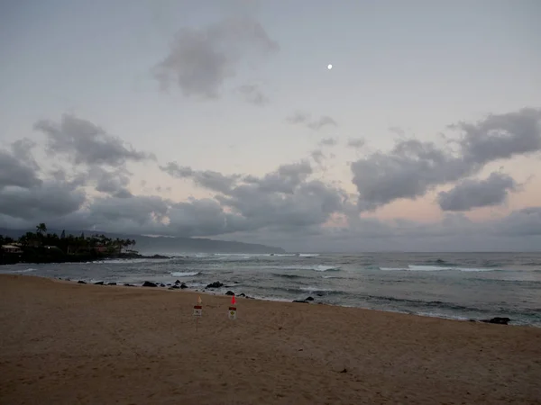 Hermoso amanecer sobre el océano con olas estrellándose contra rocas alo —  Fotos de Stock