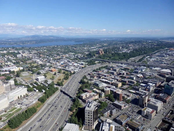 市中心的鸟瞰图西雅图建筑物，联盟湖和 I-5 喜 — 图库照片