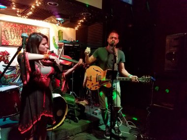 Philip Strauss gitar çalıyor ve rüzgarlı hava keman Do çalıyor.