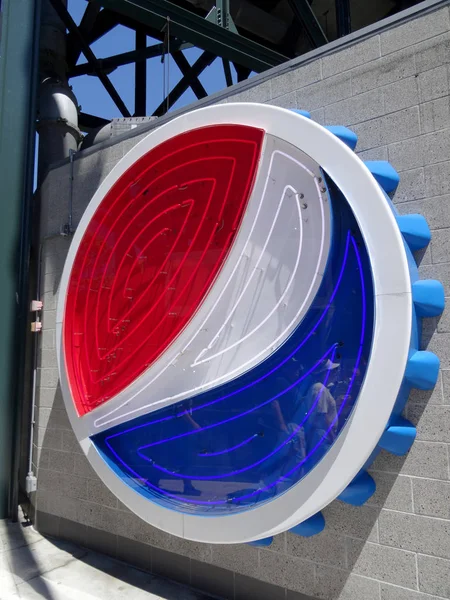 Neon pepsi logo an der wand — Stockfoto