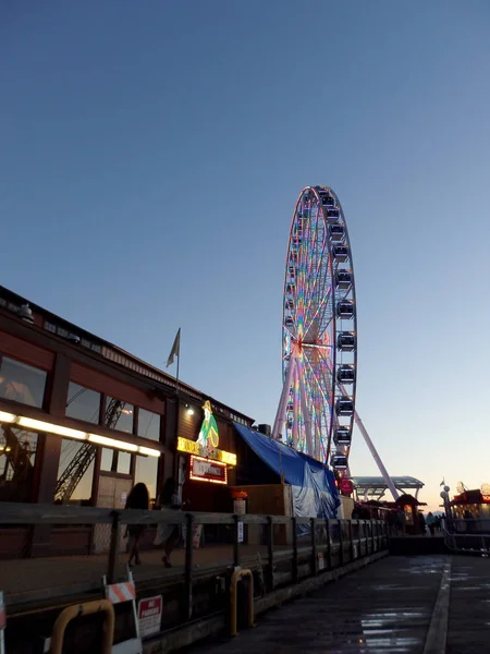 Night scene in the Waterfront Park with Ferris Wheel — Stock Photo, Image