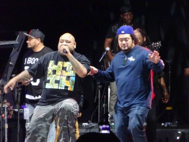 Fiji ve J-Boog gece sahnede şarkı söylüyor
