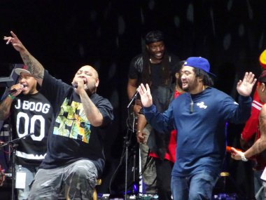 Fiji ve J-Boog gece sahnede şarkı söylüyor