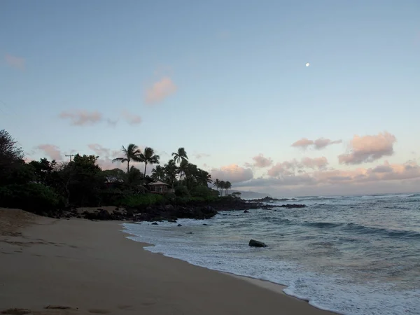 Hermoso amanecer sobre el océano con olas estrellándose contra rocas alo — Foto de Stock