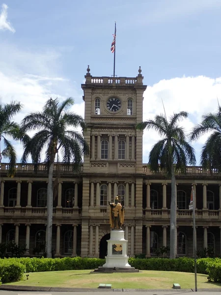 Socha krále Kamehameha v centru města Honolulu — Stock fotografie