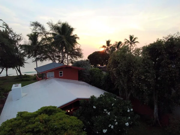 Sunrise Aerial Red House, árboles y playa en Waimanalo — Foto de Stock