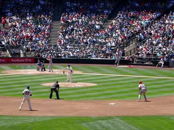Mariners Pitcher s'avance pour lancer le lancer au batte Cardinals — Photo