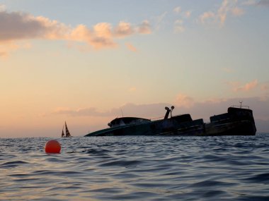 Honolulu - 3 Kasım 2017: Batık balıkçı teknesi Oahu sahil kapalı. 79-ayak (24 metre) Pasifik cenneti crash. gemi alev gün sonra yaklaşık 1.500 galon (5.700 litre) dizel ve hidrolik yağ onun tanklarda kalan af