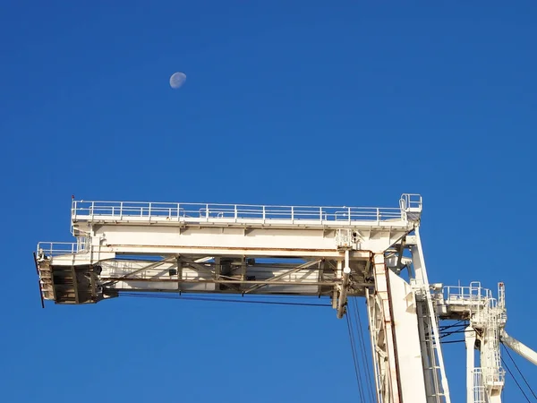 Hebearm Eines Großen Krans Mit Blauem Himmel Und Halbmond Hafen — Stockfoto