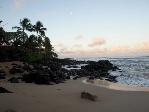 Beautiful Dawn over the ocean with waves crashing into rocks alo — Stock Photo, Image