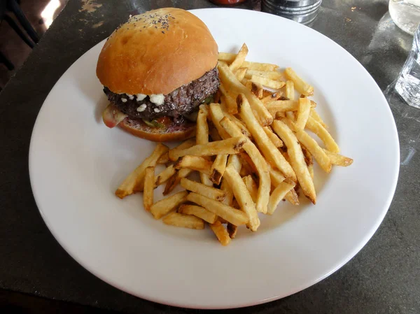 Sappige Hamburger Met Alle Bevestigingen Grote Franse Frietjes Een Plaat — Stockfoto