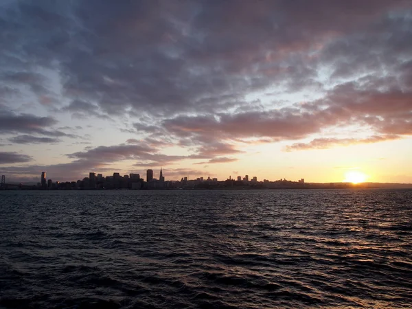 San Francisco stadens silhuett på Bayside med böljande vågor på Solar — Stockfoto