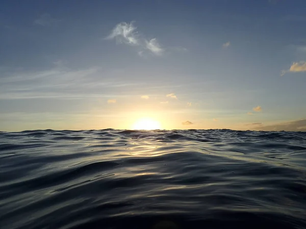 Dramatik ışık re ile gün batımı sırasında gökyüzü ve okyanus aydınlatma — Stok fotoğraf