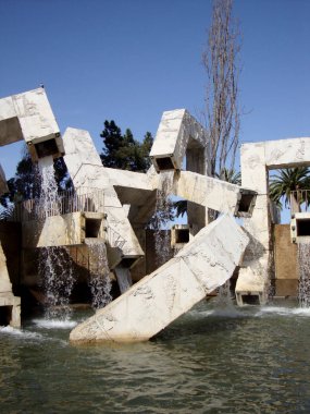 San Francisco - 26 Mart 2010: Vaillancourt çeşme, büyük bir çeşme yer almaktadır Justin Herman Plaza San Francisco, 1971 yılında Qubcois sanatçı Armand Vaillancourt tarafından tasarlanmıştır.