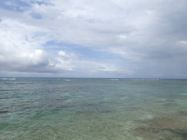 Okyanusa bakarak Waikiki sığ okyanus suları