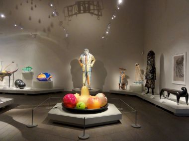 San Francisco - 9 Kasım 2011: Çeşitli De genç Müzesi'nde sergilenen sanat.