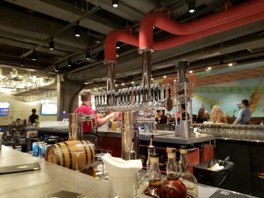 Honolulu - 23 Nisan 2017: İçinde Maui co bira bar musluklar.