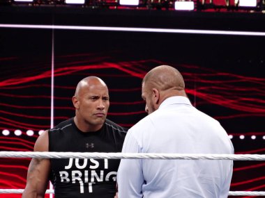 Uluslararası süperstar kaya, Dwayne Johnson r duruyor.