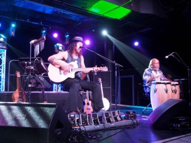 Müzisyen Tavana Leon Mobley Sahne Alanı'nda davul çalma ile