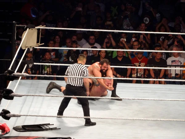 WWE Wrestler Rusev puts wrestler Randy Orton in finisher the Acc — Stock Photo, Image