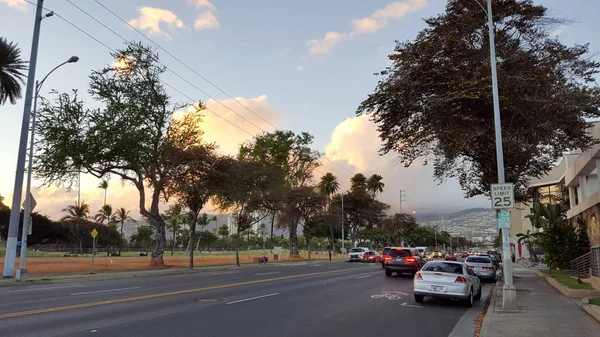 Honolulu Haziran 2016 Otomobil Sürücüsü Alacakaranlıkta Kapahulu Ave Oahu Üzerinde — Stok fotoğraf