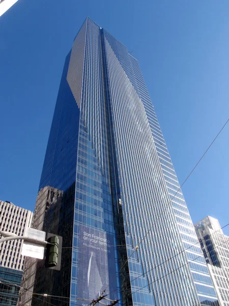 Тисячолітня вежа є 58-історія, 645-футів на зріст (197 м) condominiu — стокове фото