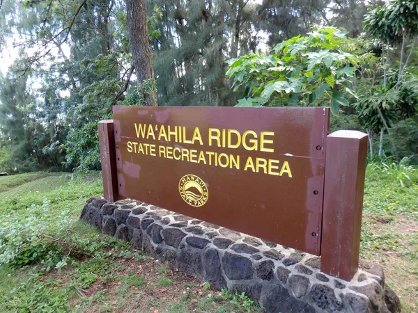 Wa'ahila Ridge State Recreation Area - Segno sulla cima di rocce laviche — Foto Stock