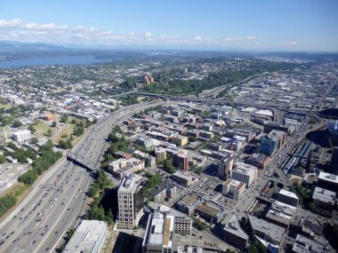 Şehrin havadan görünümü Seattle binalar, Birliği Gölü ve I-5 Hi