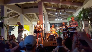 Kadın şarkı solisti ve reçel sahne Mai t bantlı