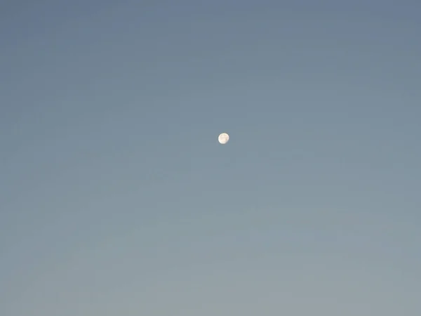 Księżyc w bezchmurne niebo w wcześnie rano — Zdjęcie stockowe