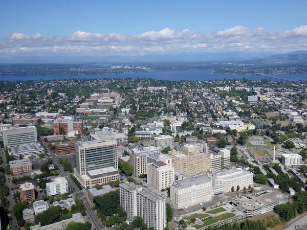 Vista aérea de los edificios del centro de Seattle, puente, lago y alta — Foto de Stock