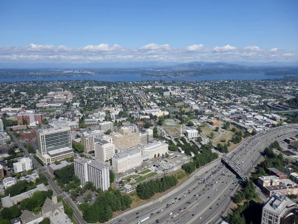 Vista aérea de los edificios del centro de Seattle, puente, lago y alta —  Fotos de Stock