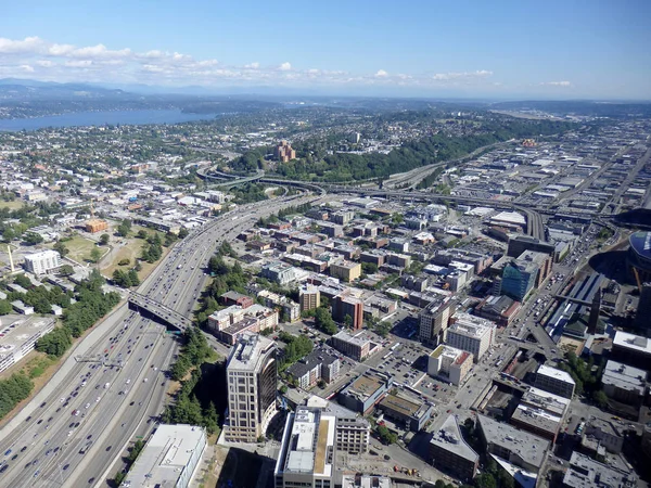 市中心的鸟瞰图西雅图建筑物，联盟湖和 I-5 喜 — 图库照片