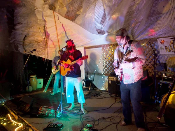 Rock Musicians Paul Isak and Tommy Osuna playing guitars at Opt — Stock Photo, Image