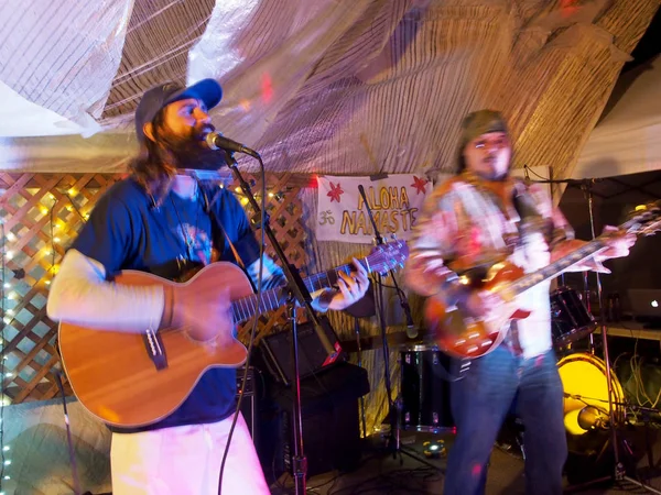 Músicos de Rock Paul Izak y Tommy Osuna tocando guitarras en Opti — Foto de Stock