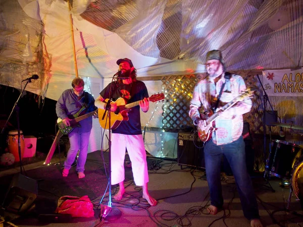 Músicos de Rock Paul Isak y Tommy Osuna tocando guitarras en Opti — Foto de Stock