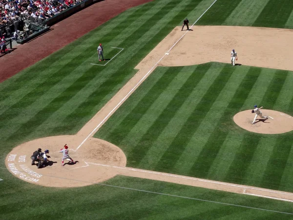 Mariners Pitcher steg framåt för att kasta pitch till kardinalerna batte — Stockfoto