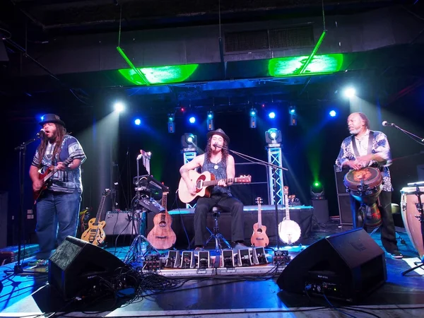 Músico Tavana y Keith Batlin tocan la guitarra y cantan con Leon — Foto de Stock