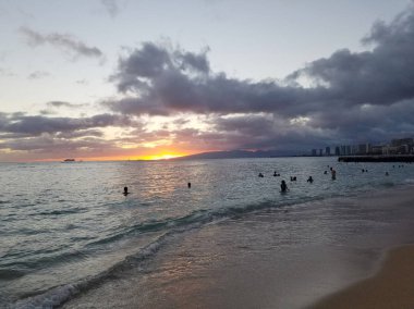 insanlar dramatik günbatımı san souci kumsalda izle.