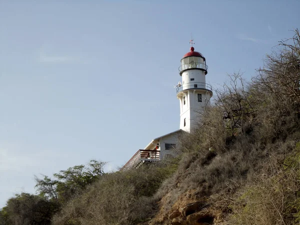 オアフ島のダイヤモンド ヘッド灯台 ダイヤモンド ヘッド灯台は ホノルル ハワイ州のオアフ島のダイヤモンド ヘッドに位置するアメリカ合衆国沿岸警備隊施設です 灯台は 国家歴史登録に記載されています — ストック写真
