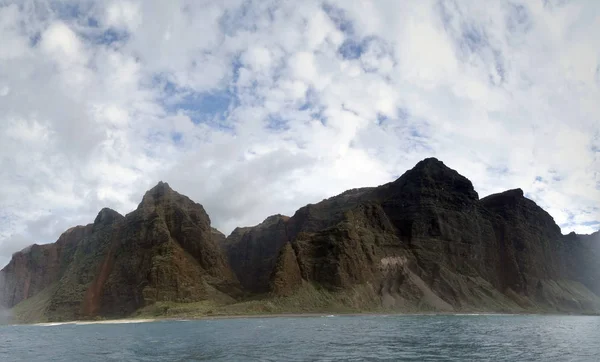 Hermosa costa de Na Pali vista desde la costa — Foto de Stock