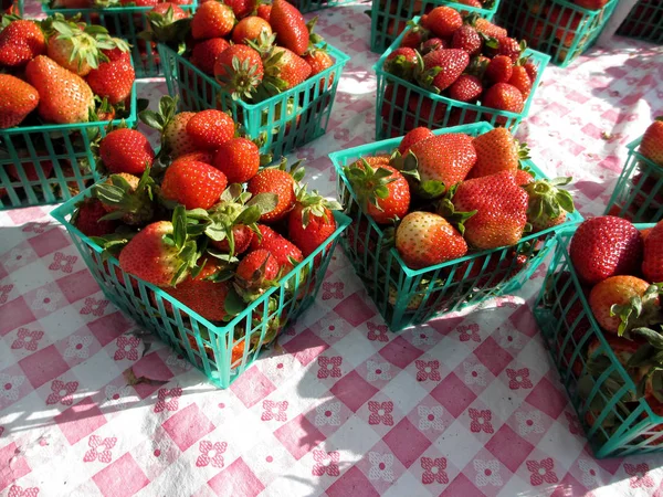 Fresas rojas exhibidas en cestas sobre la mesa — Foto de Stock