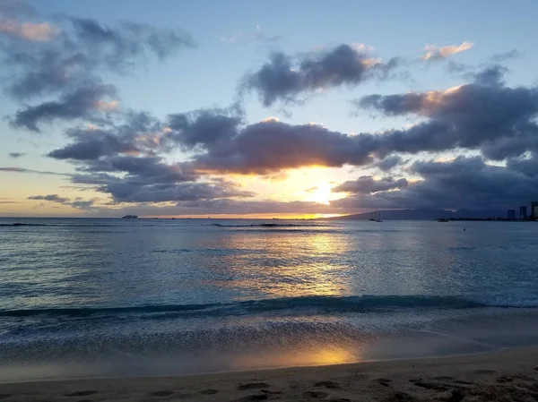 Puesta de sol sobre las nubes y reflejándose en el océano Pacífico —  Fotos de Stock