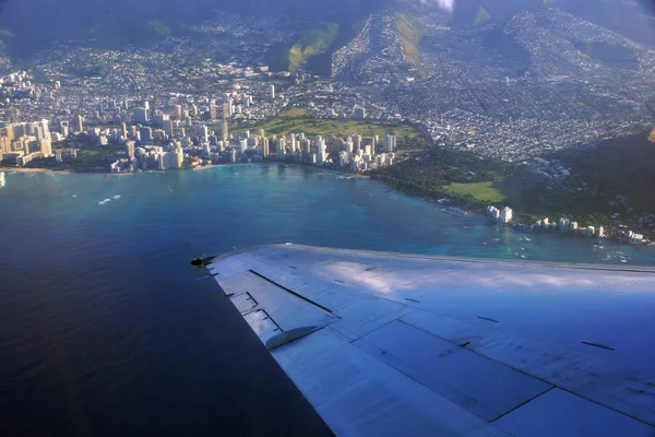 Vue aérienne dans le ciel vue de la fenêtre de l'avion quittant Hono — Photo