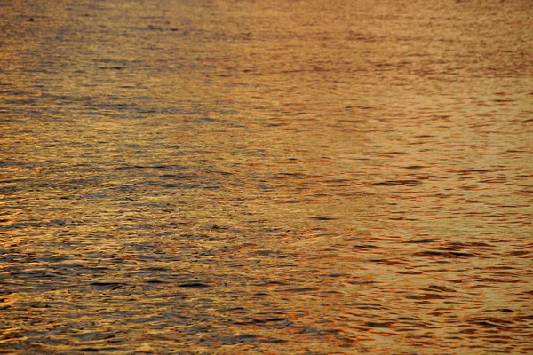 Shades of Yellow-orange Ocean El agua ondea en la costa norte — Foto de Stock