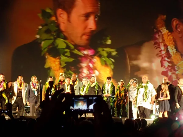 Hawaii Five-o-Darsteller stehen nachts auf der Bühne — Stockfoto